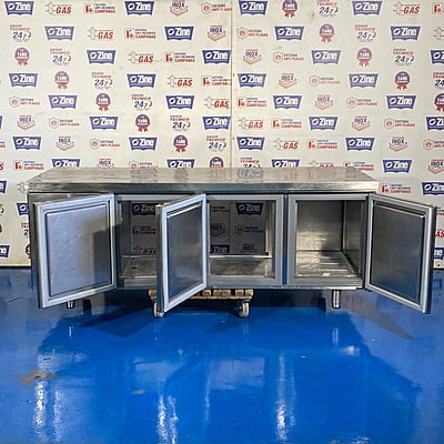 Mesa refrigerada con puertas pasantes