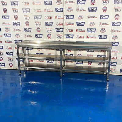Mesa inox angosta con estantes para pared Mesa inox angosta con estantes para pared