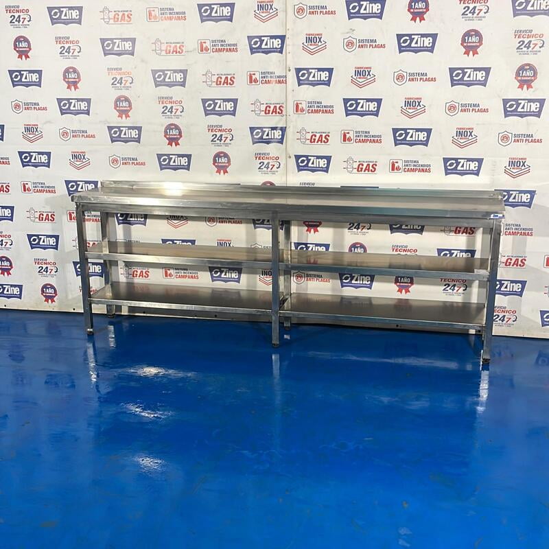 Mesa inox angosta con estantes para pared Mesa inox angosta con estantes para pared