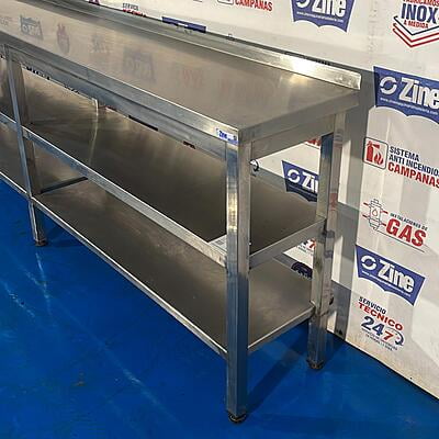 Mesa inox angosta con estantes para pared Mesa inox angosta con estantes para pared