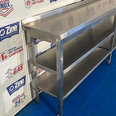 Mesa inox angosta con estantes para pared Mesa inox angosta con estantes para pared