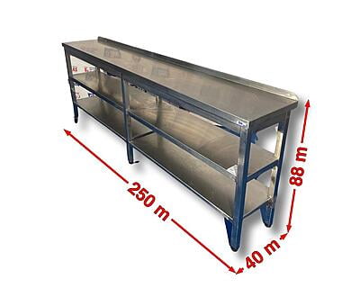 Mesa inox angosta con estantes para pared Mesa inox angosta con estantes para pared